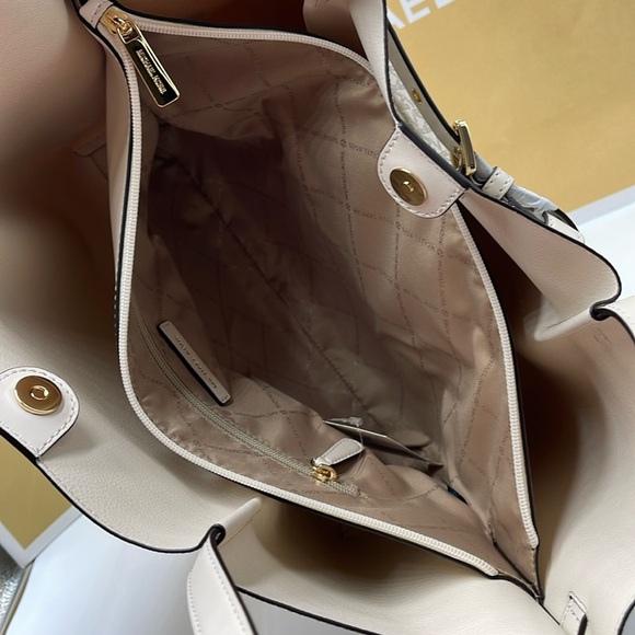 Michael Kors Emilia Large Logo Tote Bag 
COLOR LT CRM MULTI
NWT - Picture 14 of 16